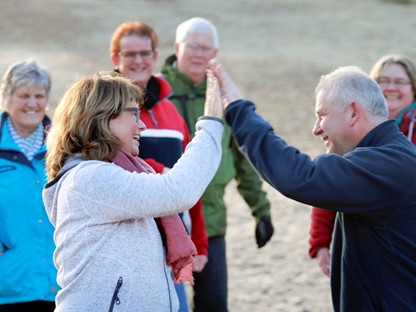 afbeelding van een coachgroepje wandelaars