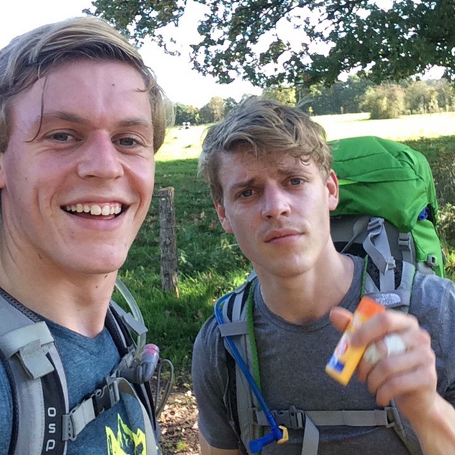 Rick en zijn broer op trektocht in de Eifel, met zonnebrandcrème in de hand.