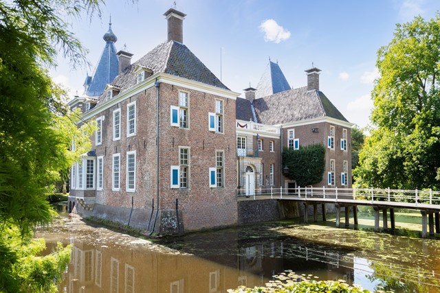 afbeelding van de entree van kasteel Het Nijenhuis, op een zonnige dag.