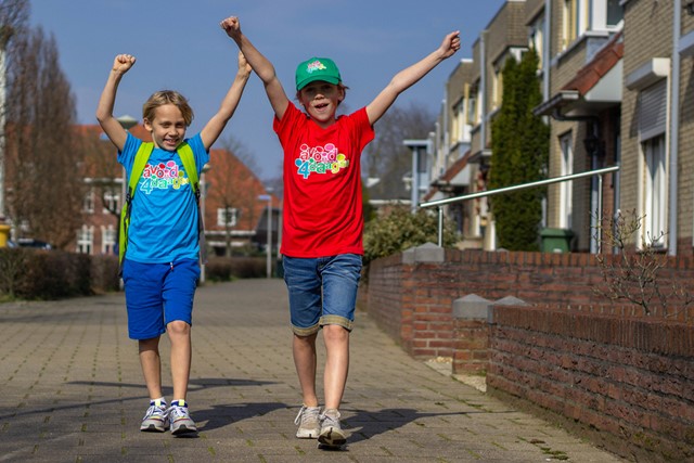twee kinderen in Avond4daagse t-shirt.