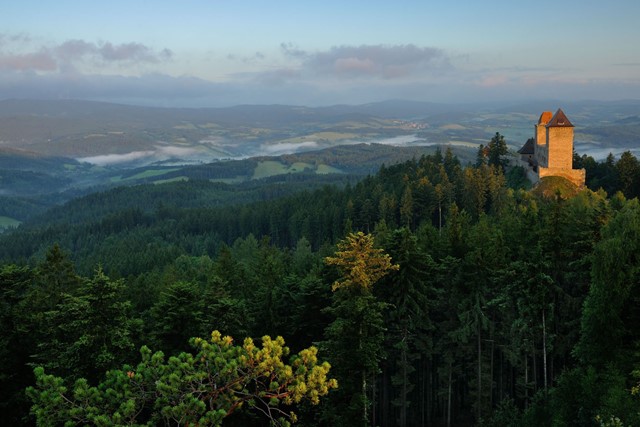 afbeelding van kasteel Kasperk in Nationaal Park Šumava.