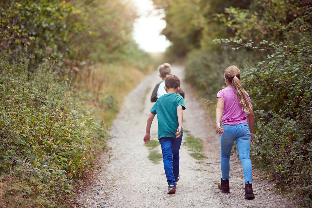 kinderen wandelen in de natuur.