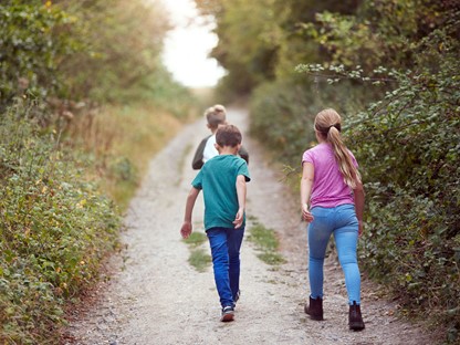 kinderen wandelen in de natuur.