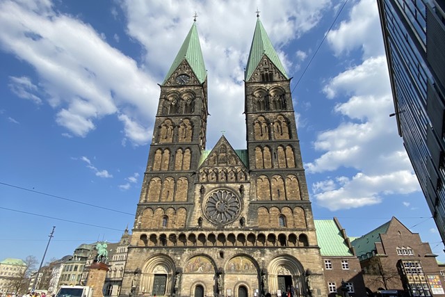 gevel van een kerk met twee hoge torens.