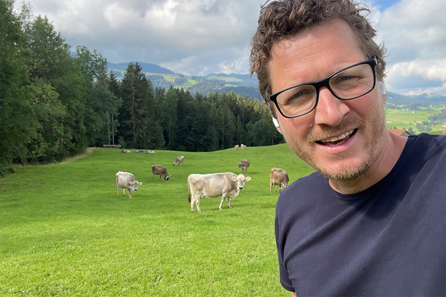 afbeelding van Tom Suter met Zwitserse koeien