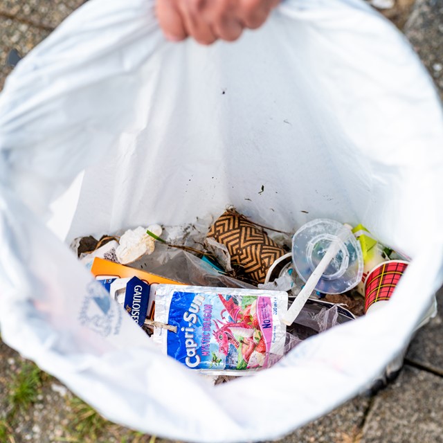 Je vuilniszak kun je openhouden met een Handi Hoop. (Foto: © Ingrid Simons Photography)