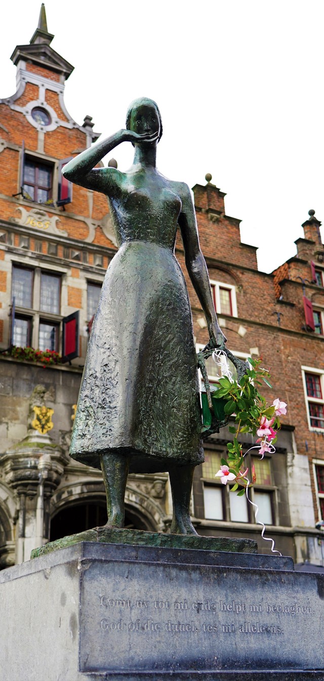Het beeld van Mariken van Nimwegen op de Grote Markt 
