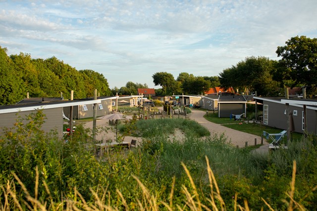 Langs stranden en meren: hier wandel en verblijf je aan het water; duinchalet in Ouddorp