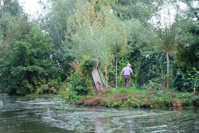 afbeelding van meneer van Leeuwen in natuurgebied De Lansing.