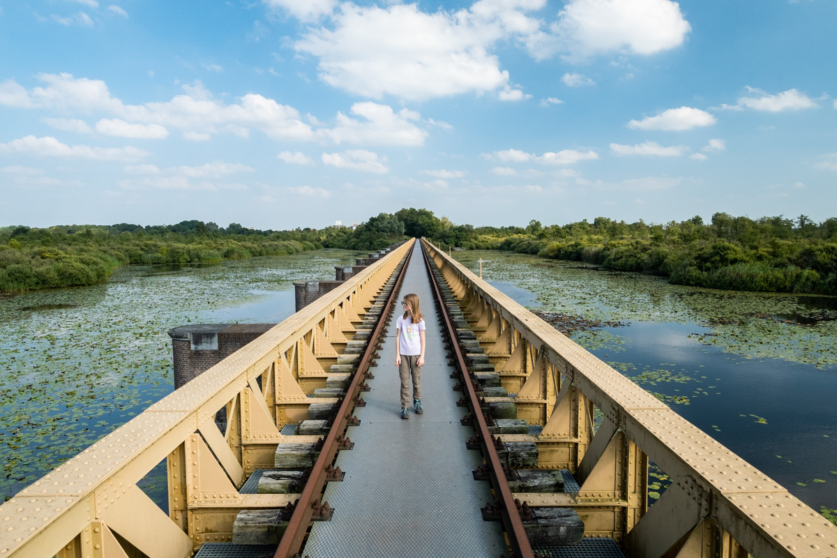 Agnes wandelt over een brug in de Moerputten.