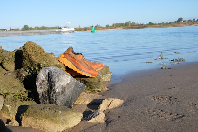 afbeelding van Duca-wandelschoenen langs een rivier en een schip.