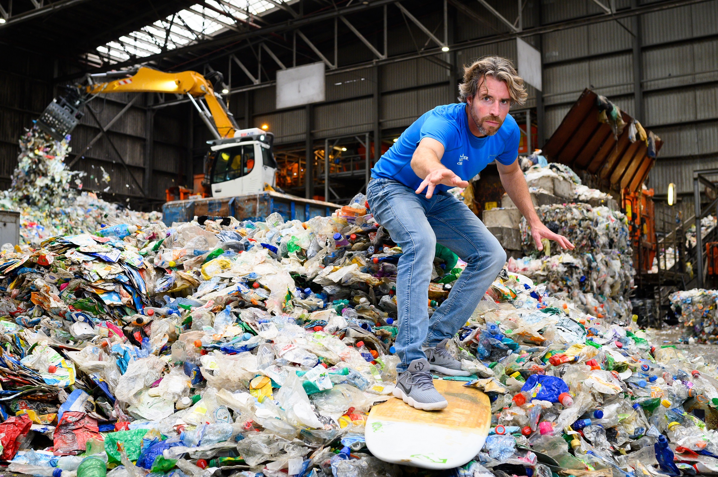Anton Damon aan het panelen in de plastic vuilnisbelt - Plastic Soup Surfer