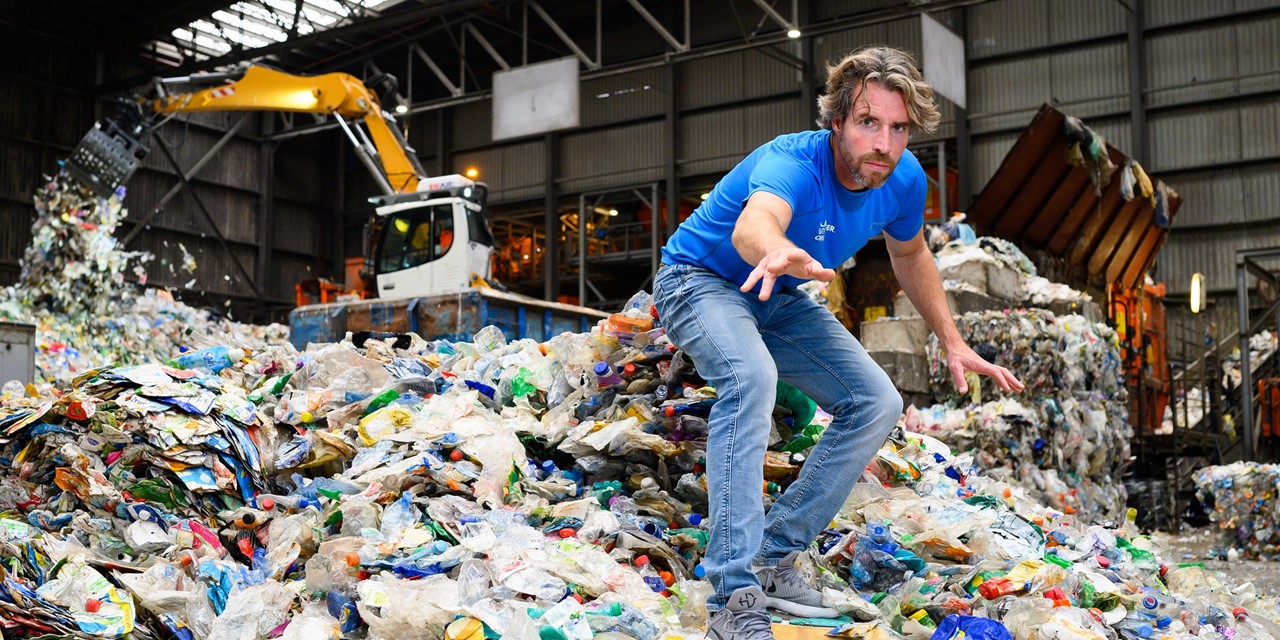 Anton Damon aan het panelen in de plastic vuilnisbelt - Plastic Soup Surfer