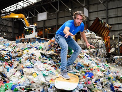 Anton Damon aan het panelen in de plastic vuilnisbelt - Plastic Soup Surfer