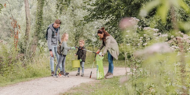 Wandelaars Eneco Clean-Up Walk