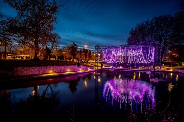 afbeelding van een lichtkunstwerk in het Koning Albert 1 Park tijdens Wintergloed Brugge.