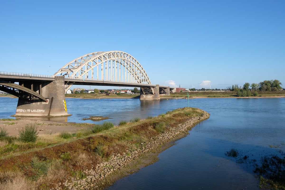 afbeelding van een bekende brug over een rivier.