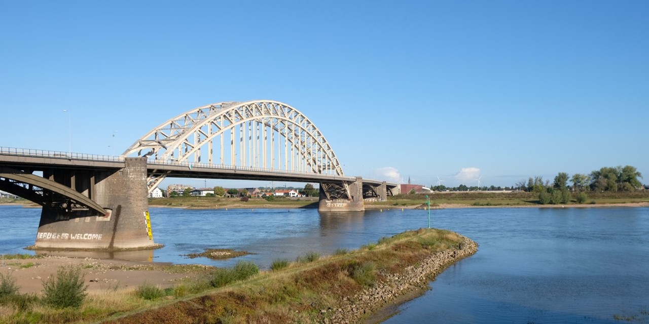 afbeelding van een bekende brug over een rivier.
