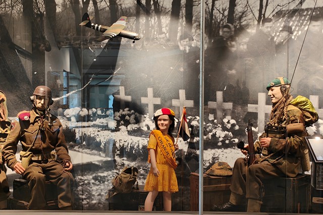 afbeelding van poppen in het Bevrijdingsmuseum.