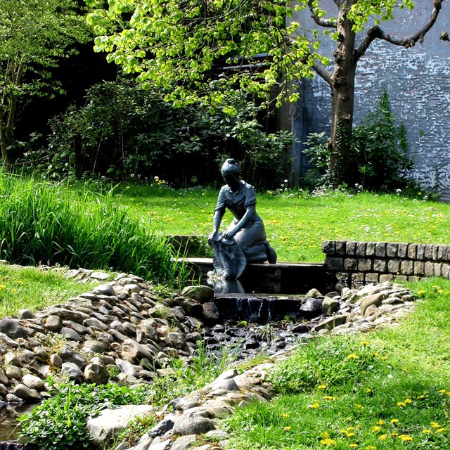 het wasvrouwtje in een tuin in Beek-Ubbergen