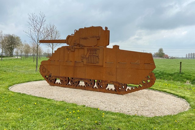 beeld van een Schermantank in het graslandschap.
