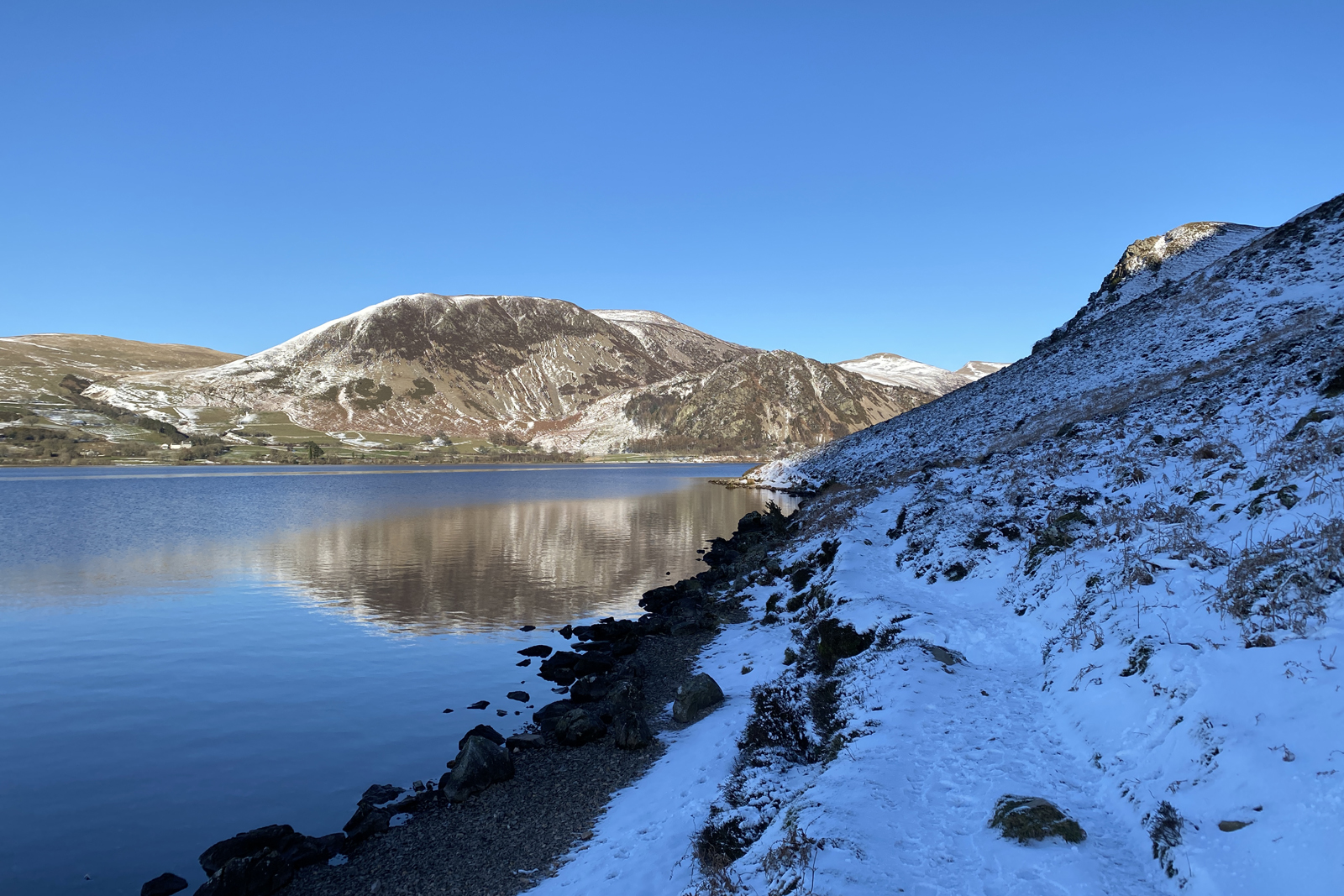 afbeelding van een bergmeer in de sneeuw.