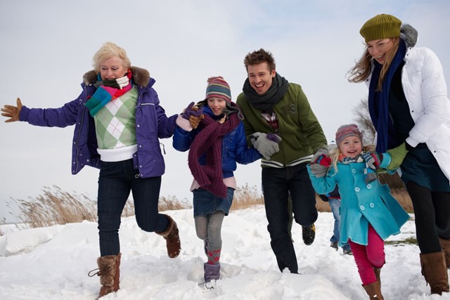 afbeelding van een familie in de sneeuw.