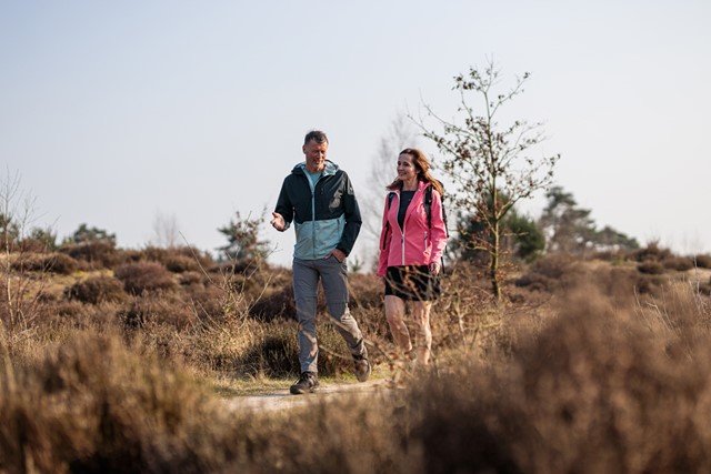 afbeelding van wandelaars in kleding van Life-Line.