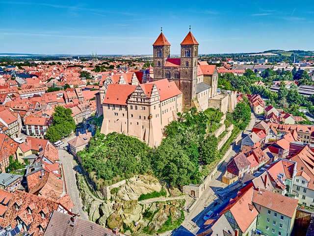 Van bovenaf: de oude binnenstad van Quedlinburg met de Stiftskerk St. Servatii (© IMG Sachsen-Anhalt mbH/Lüder Lindau)