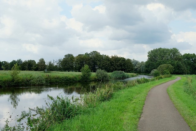 Wandel- en fietspad door het Markdal.