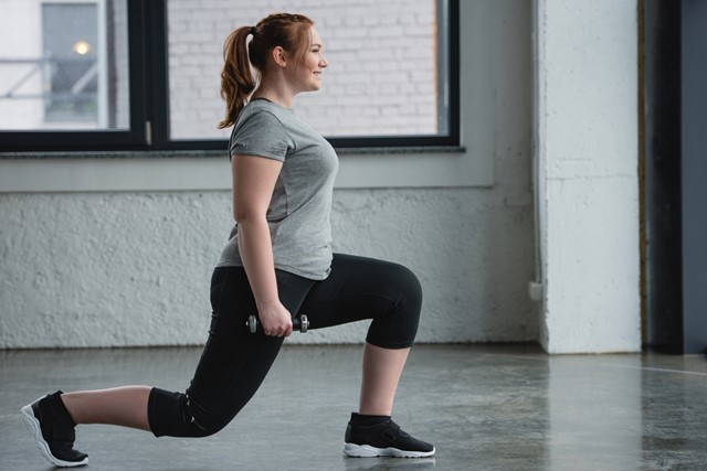 Krachttraining Lunge Shutterstock 1030981678