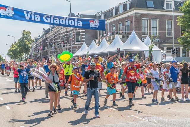 afbeelding van wandelaars die de finish van de 4Daagse Nijmegen bereiken.