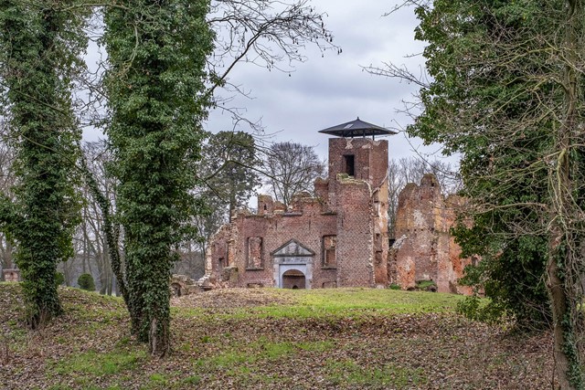 De Ruïne van Bleijenbeek vormt nog altijd een markant element in het landschap. 