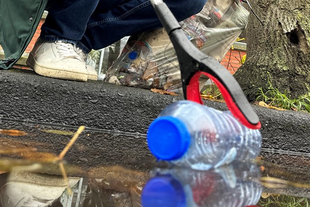 Plandelman ontmoet de topper van Dopper; plastic afval plandelen.