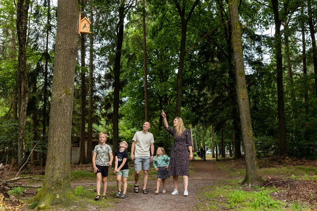 afbeelding van een gezin dat een vogelroute wandelt in de buurt van Epe.