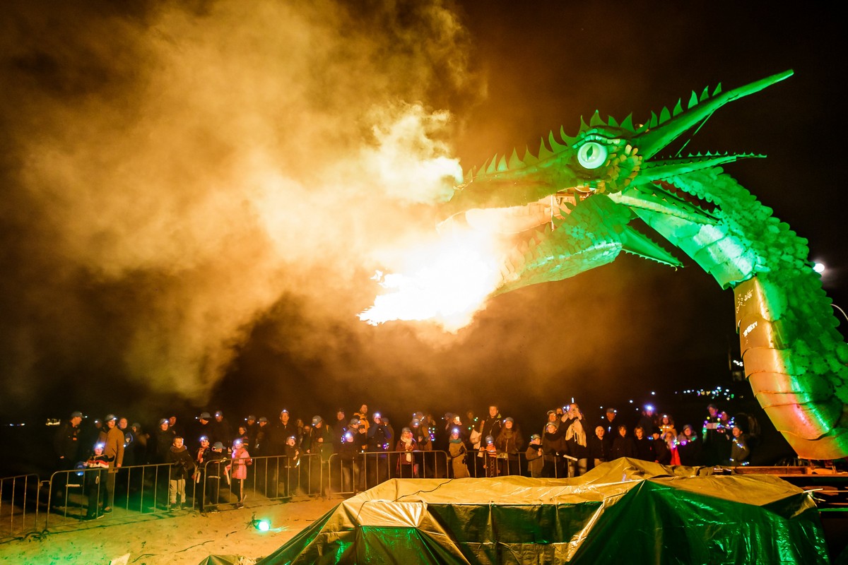 draait die vuurspuwt en toeschouwers tijdens de Fjoertoer Egmond.