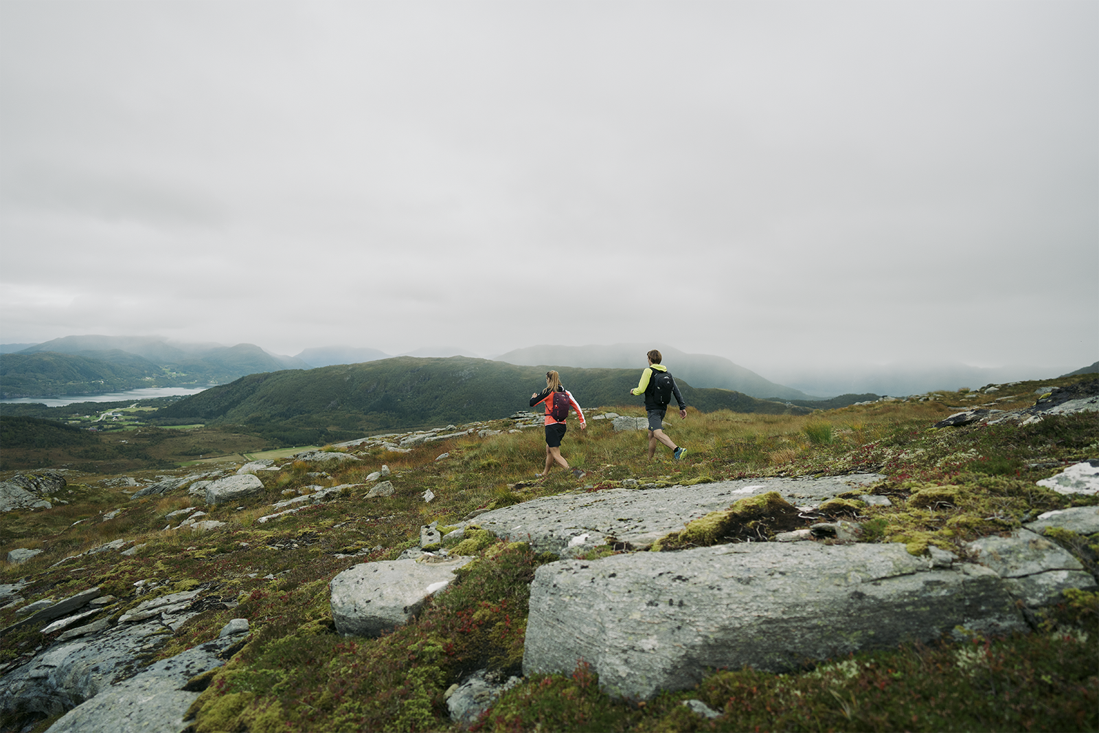 Wandelaars door de bergen