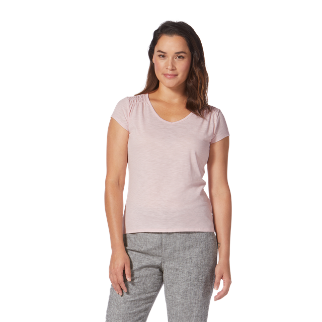 vrouw draagt een zachtroze  Featherweight Slub Tee van Royal Robbins.