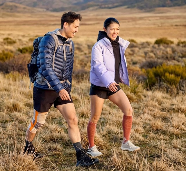 Wandelaars met compressiesokken en knieondersteuning