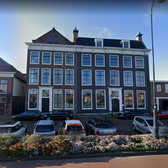 afbeelding van de Kweekschool in Haarlem, de voorkant van het gebouw.