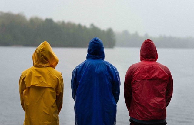 Wandelaars in de regen