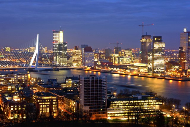 afbeelding van Rotterdam by night.