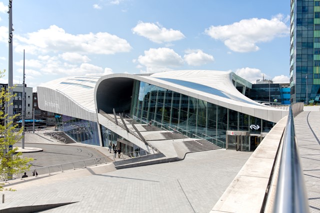 afbeelding van het moderne stationsgebouw in Arnhem.