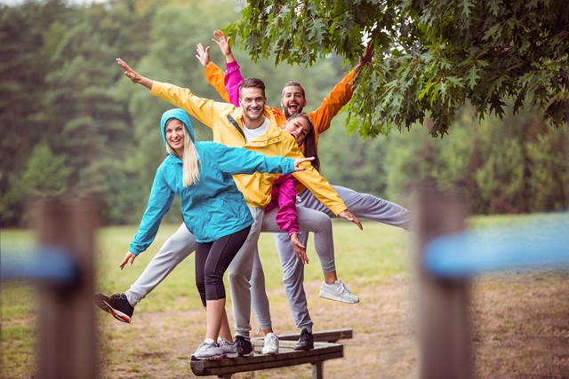 Groep personen maken plezier op een zigzag balansbalk