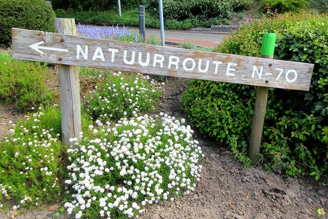Houten en groene routemarkering van de N70.