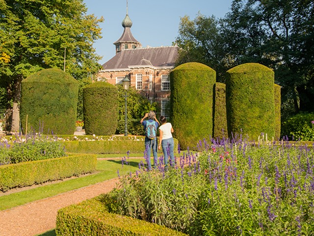 afbeelding van wandelaars bij Kasteel Bouvigne.