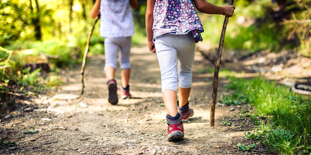 Wandelende kinderen met wandelstok