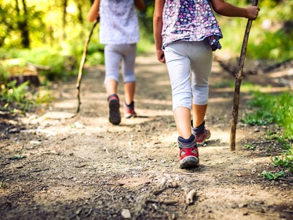 Wandelende kinderen met wandelstok
