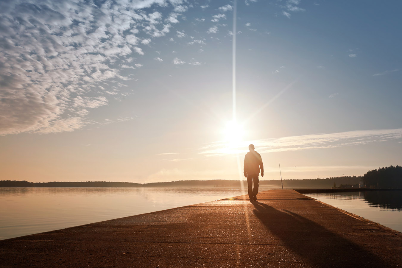 afbeelding van een wandelaar in de zon.