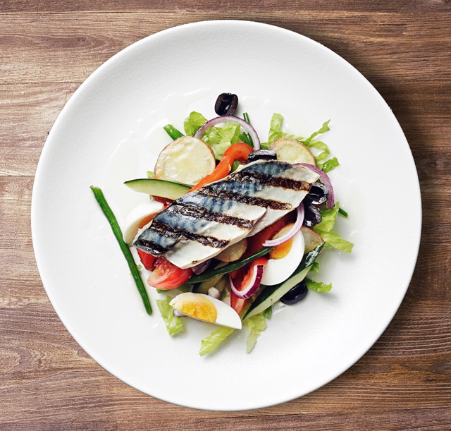 Franse salade met gepofte roseval aardappelsalade en makreel